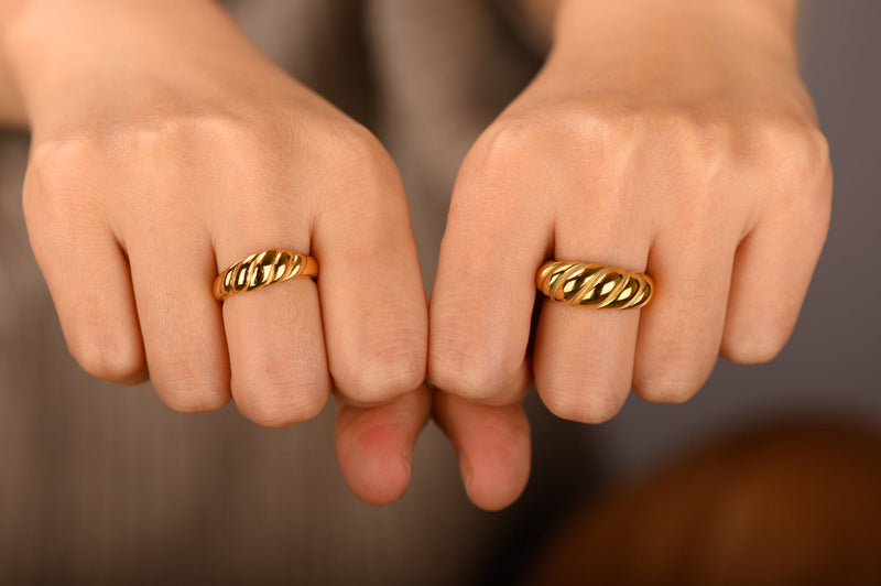 Croissant signet ring in gold